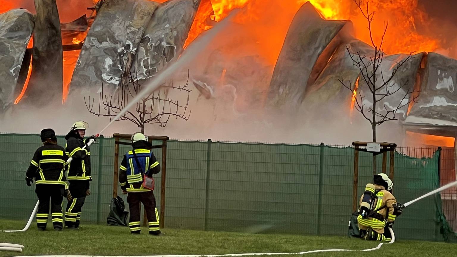 Das Foto zeigt Feuerwehrleute im Löscheinsatz.