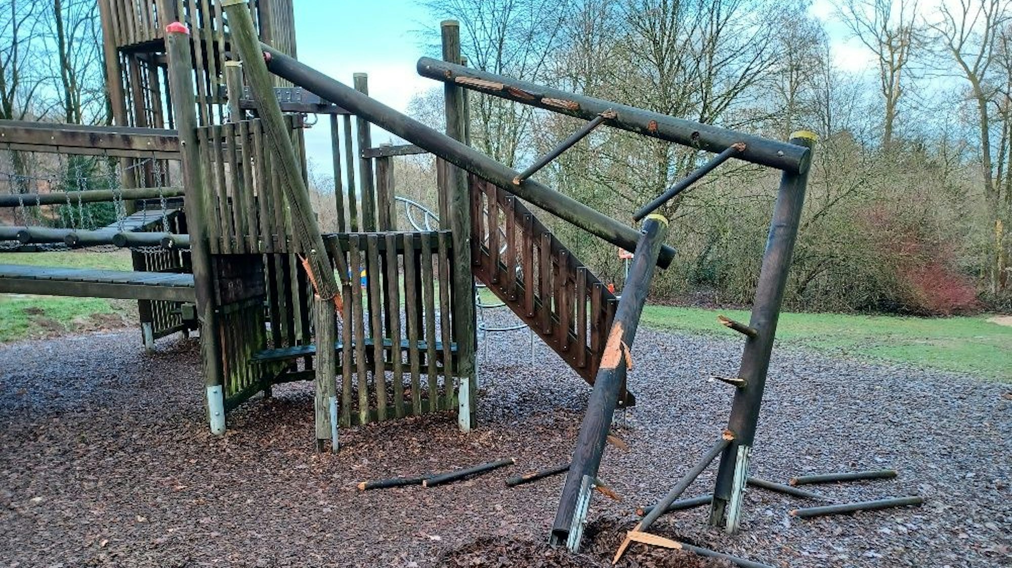 In der Nacht zu Donnerstag, 15.1., haben Unbekannte mit einem Bagger den Abenteuerspielplatz im Freizeitpark verwüstet und massive Schäden angerichtet.