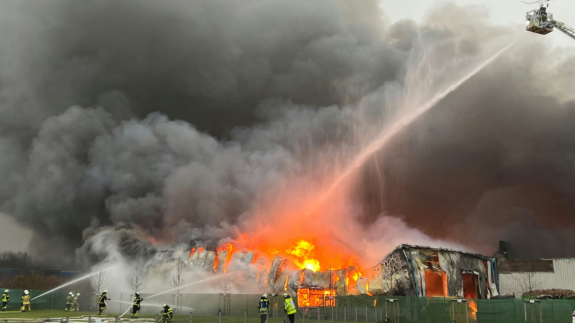 Das Bild zeigt eine brennende Lagerhalle.