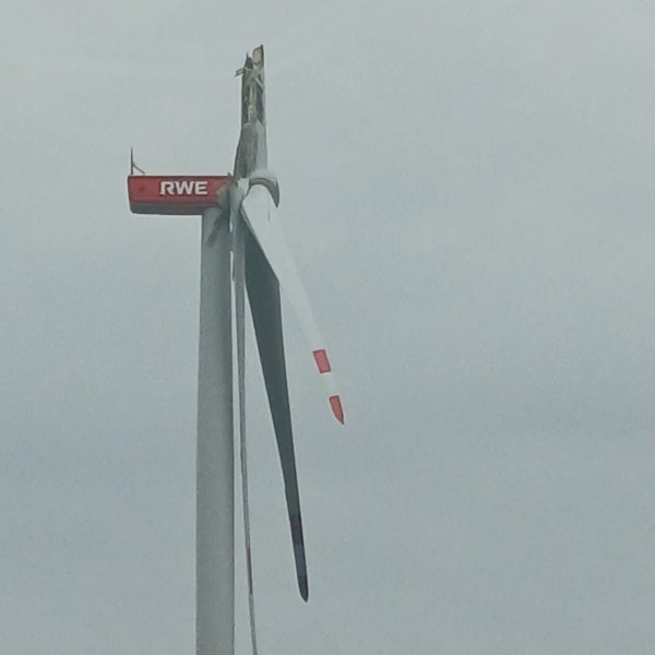 Zu sehen ist der Kopf eines Windrads, an dem ein Rotorblatt gebrochen ist.