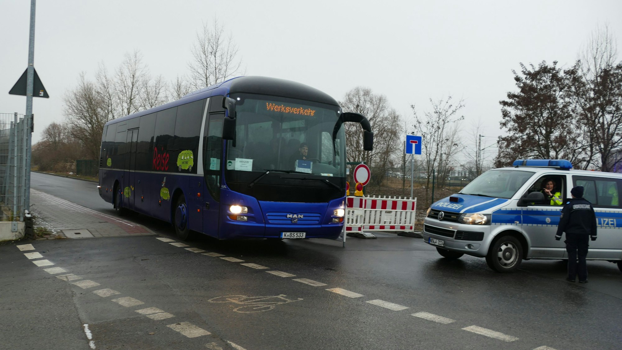 Ein Bus brachte die rund 100 Mitarbeitenden des Amazon-Lagers aus der Gefahrenzone.