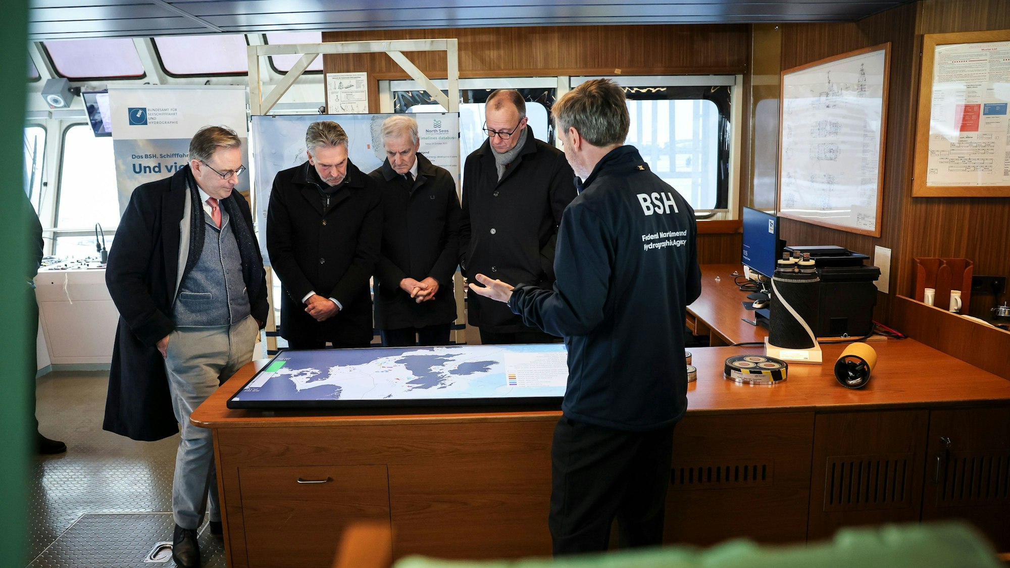 Das Bild zeigt Bart de Wever (l-r), Premierminister von Belgien, Dick Schoof, Ministerpräsident der Niederlande, Jonas Gahr Støre, während eines Besuchs auf dem Mehrzweckschiff „Neuwerk“ am Cruise Center Baakenhöft in der Hafencity beim Gipfeltreffen der Nordsee-Anrainerstaaten. Foto: Christian Charisius/dpa-Pool/dpa