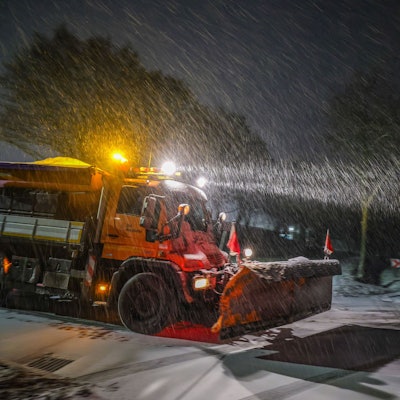 Herford: Ein Fahrzeug vom Winterdienst der Autobahnmeisterei fährt am Montagmorgen bei Schneetreiben auf einer Landstraße.