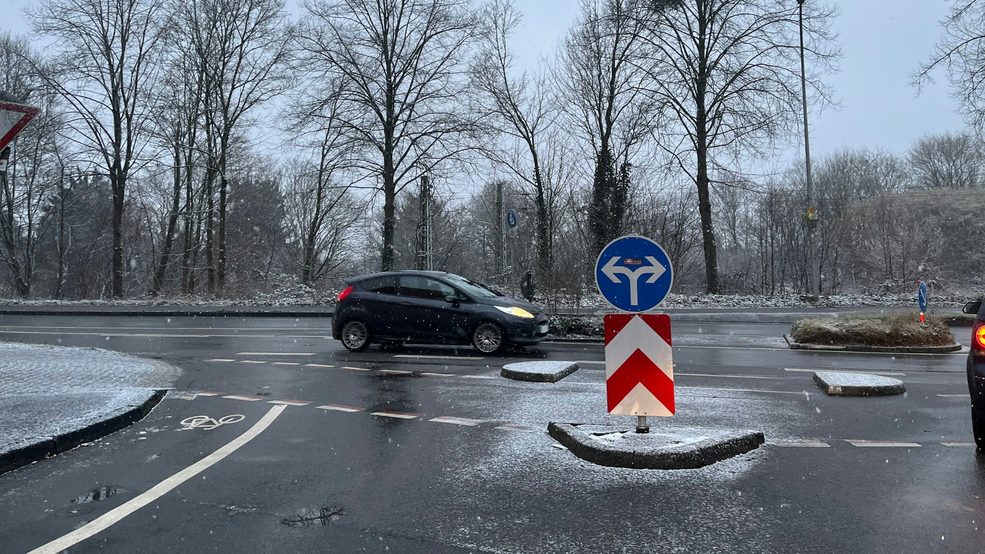 Ein Schild mit dem Hinweis, dass Fahrradfahrer die Einbahnstraße in beide Richtungen benutzen dürfen. Die SPD in Hessen kritisiert, dass die Regelung häufig nicht umgesetzt wird. (zu dpa: «SPD-Fraktion: Zu wenig Einbahnstraßen beidseitig für Radfahrer geöffnet») +++ dpa-Bildfunk +++