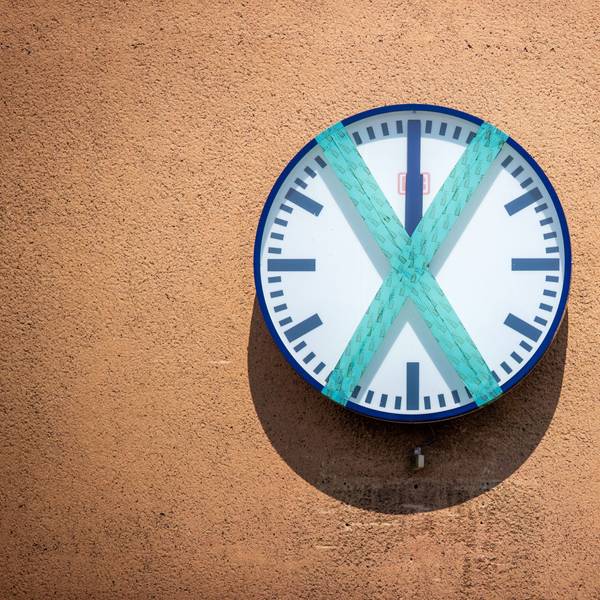 Eine Uhr ist mit einem X abgeklebt.