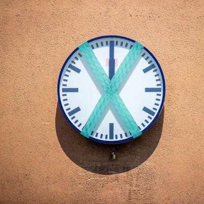 Eine Uhr ist mit einem X abgeklebt.