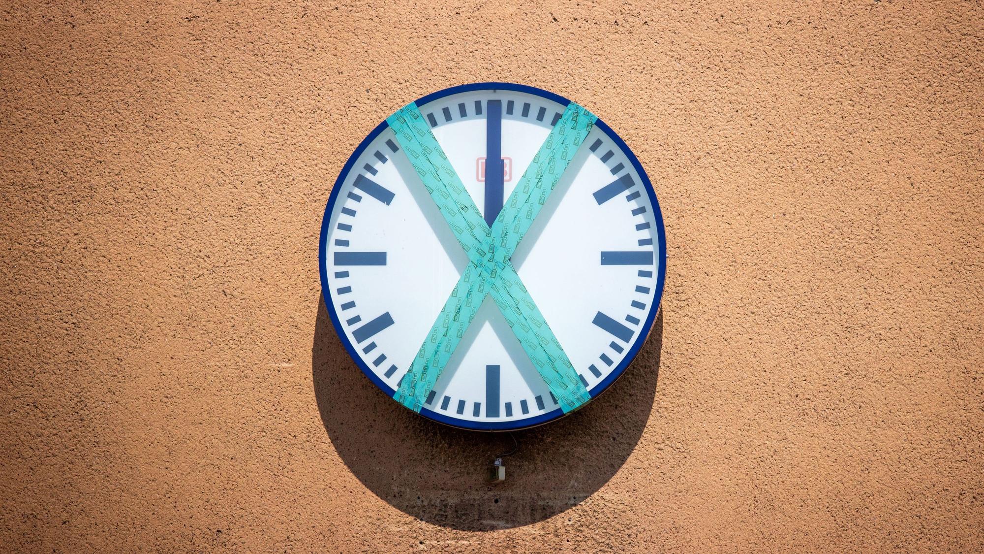 Eine Uhr ist mit einem X abgeklebt.