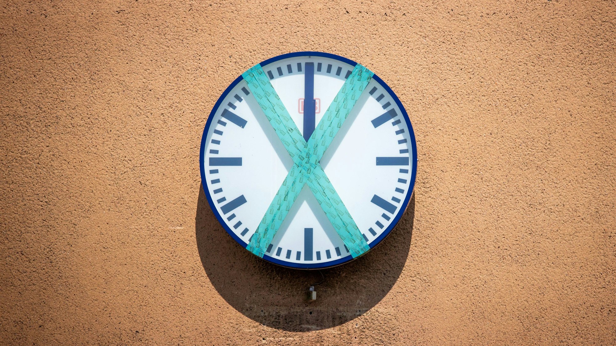 Eine Uhr ist mit einem X abgeklebt.