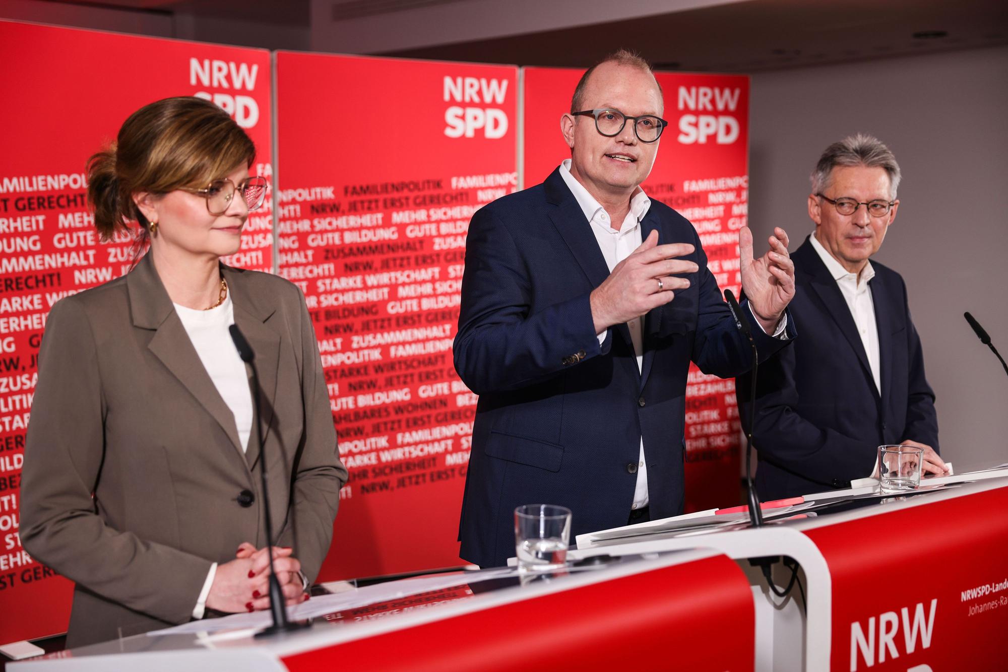 Jochen Ott (M), designierter Spitzenkandidat der SPD für die Landtagswahl 2027, spricht auf einer Pressekonferenz neben den beide Landesvorsitzenden Sarah Philipp (l) und Achim Post (r).