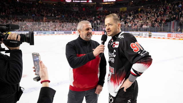 Moritz Müller beim Interview nach einem Spiel der Kölner Haie.