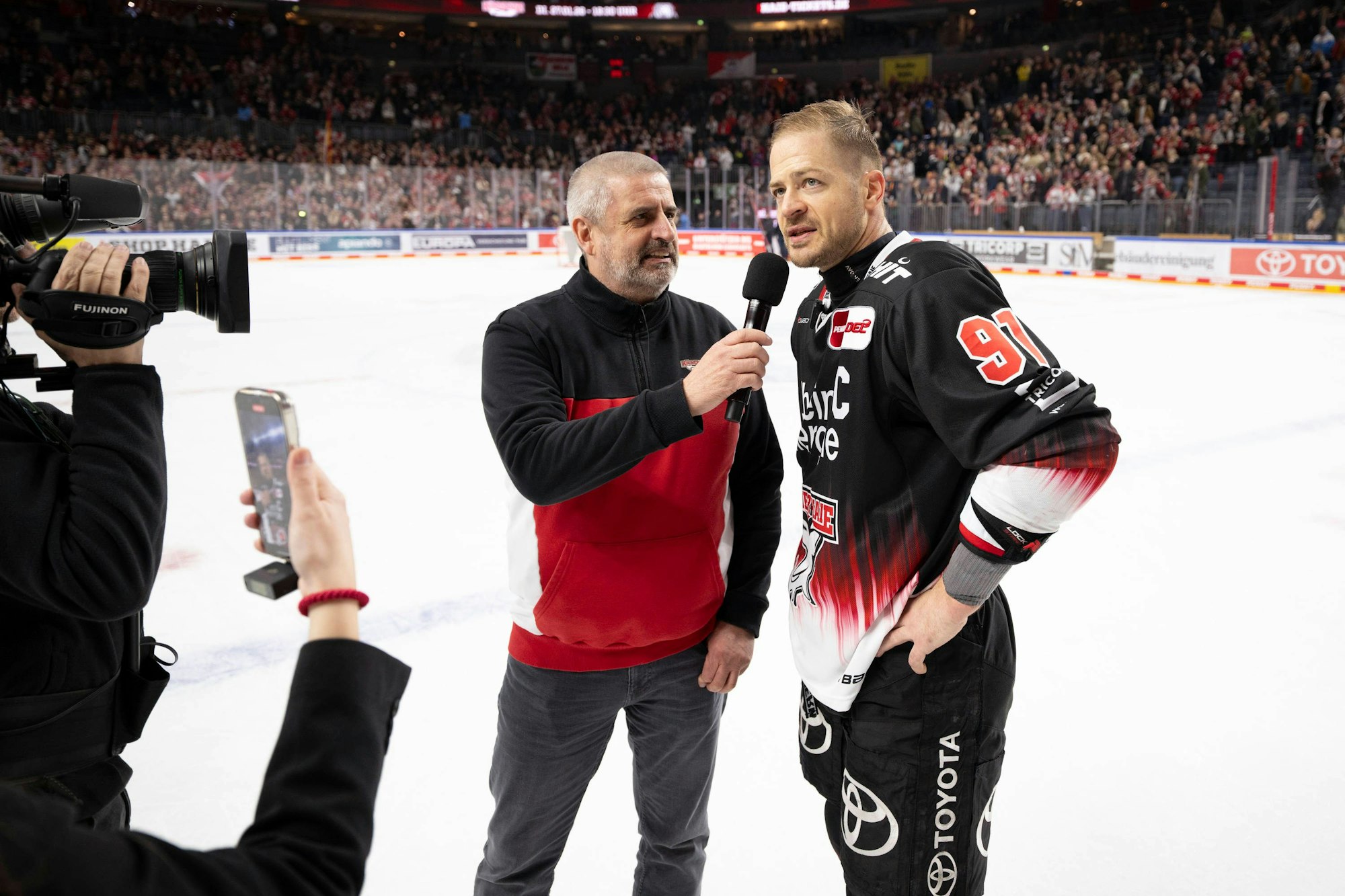 Moritz Müller beim Interview nach einem Spiel der Kölner Haie.