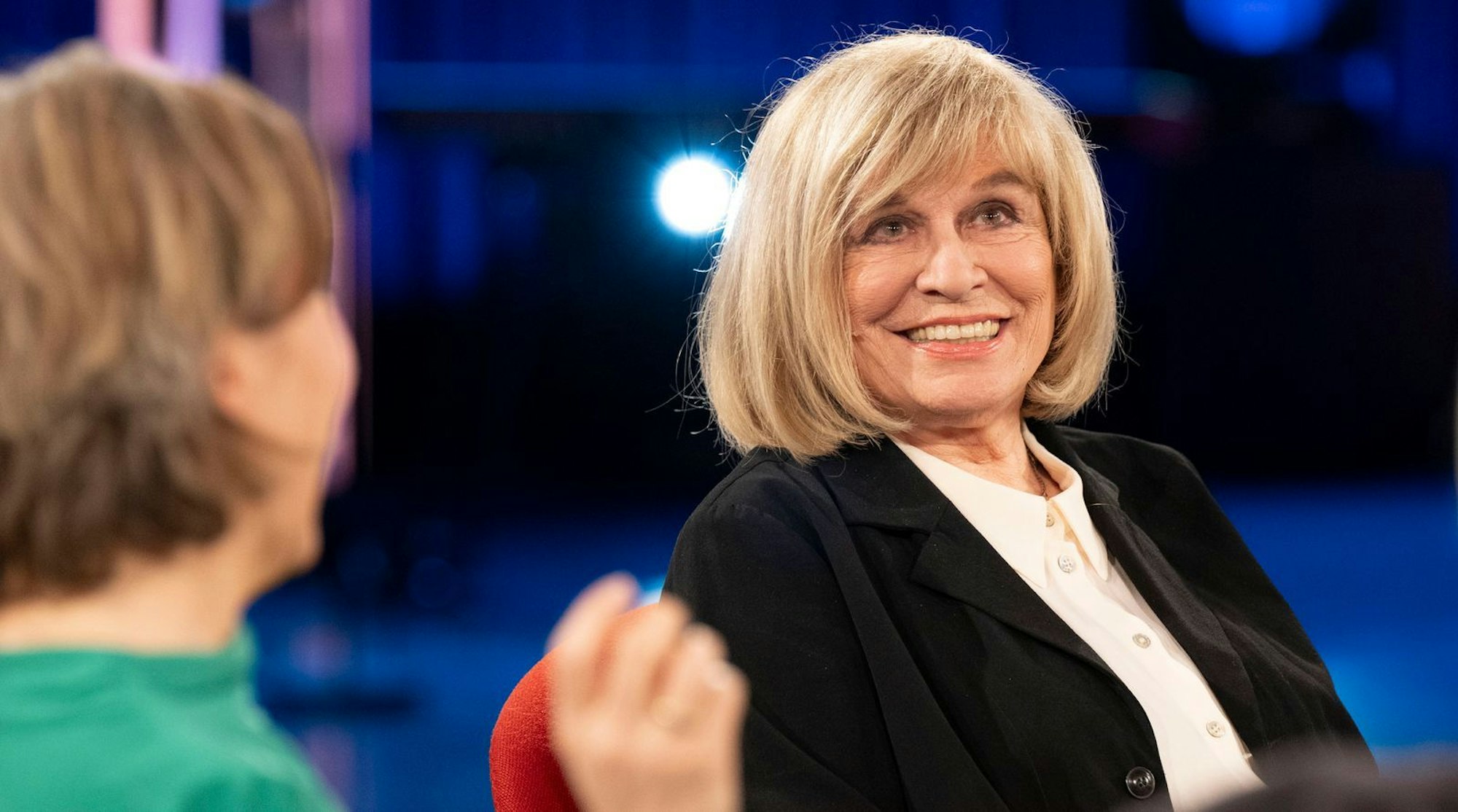 Rentnerin? Ja. Aber: „Ich bin noch nicht tot.“ Schlager-Legende Mary Roos sprach im „Kölner Treff“ sehr offen und launig über das Thema Tod. (Bild: WDR/Melanie Grande)