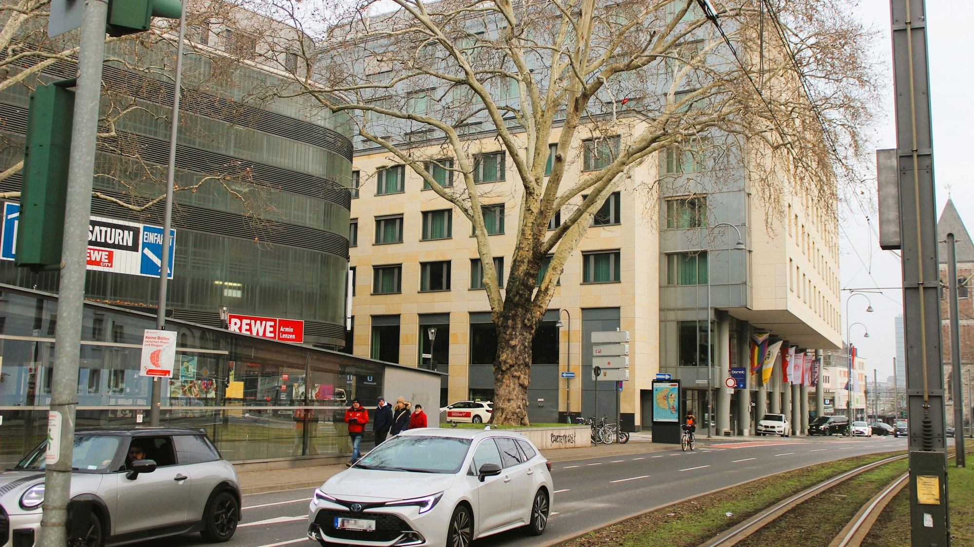 Verkehr in der Kölner Innenstadt am ehemaligen Standort des Casinos