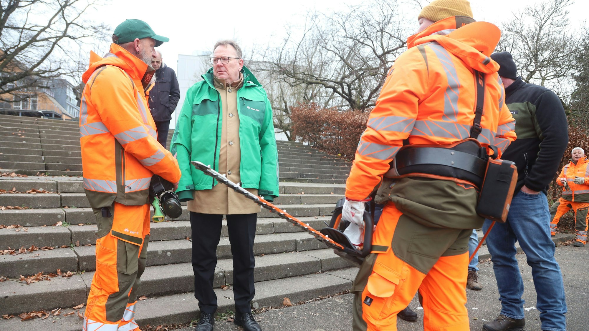 Die Stadt Köln startete eine Aktionswoche „Ordnung und Sauberkeit in den Veedeln“: Oberbürgermeister Torsten Burmester besucht den Mülheimer Stadtgarten.