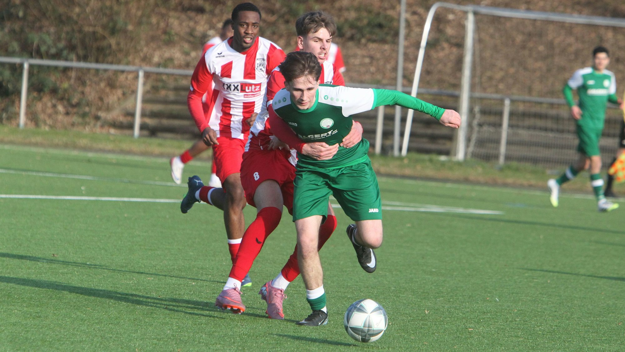 Hiergeblieben: Leon Rosic vom FC Hennef kann den Bad Honnefer Doppeltorschützen Philip Miermann nur mit einem Foul stoppen.