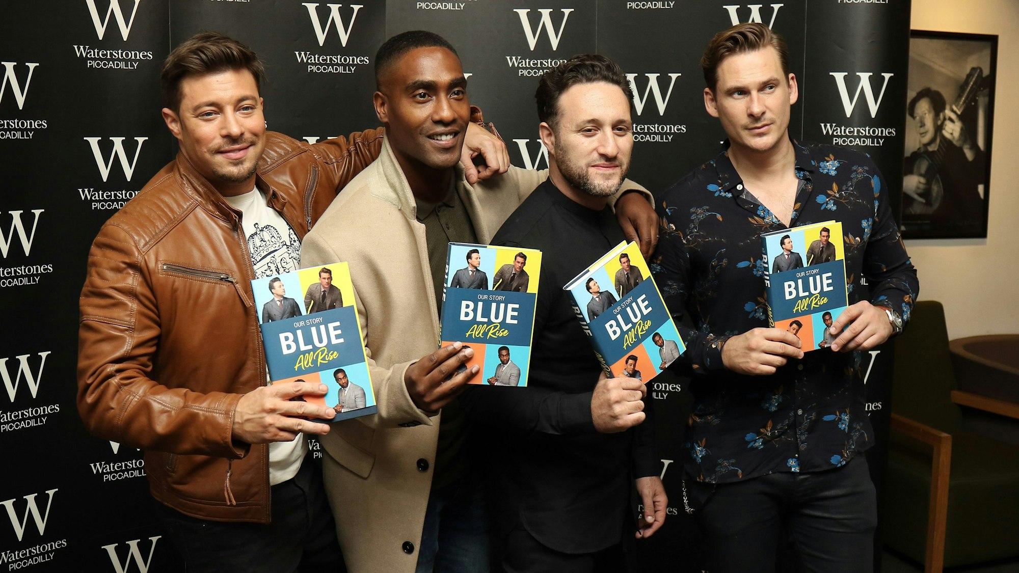Antony Costa, Duncan James, Lee Ryan and Simon Webbe von der britischen Boyband Blue stellen 2017 ihre Autobiografie „All Rise“ vor.