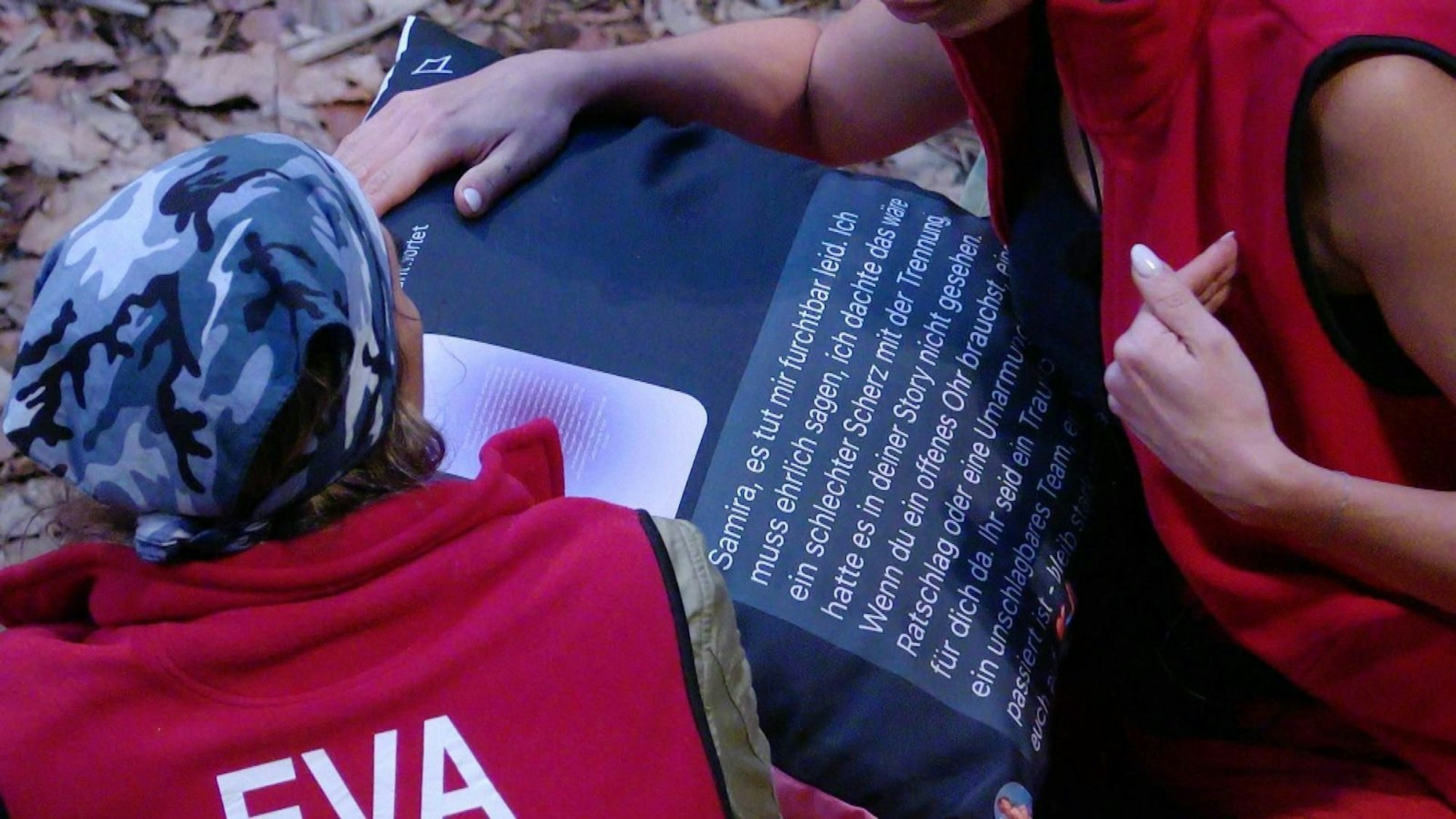 Samira hat Evas Nachricht auf ein Kissen drucken lassen, die sie wütend vorliest. (Bild: RTL)