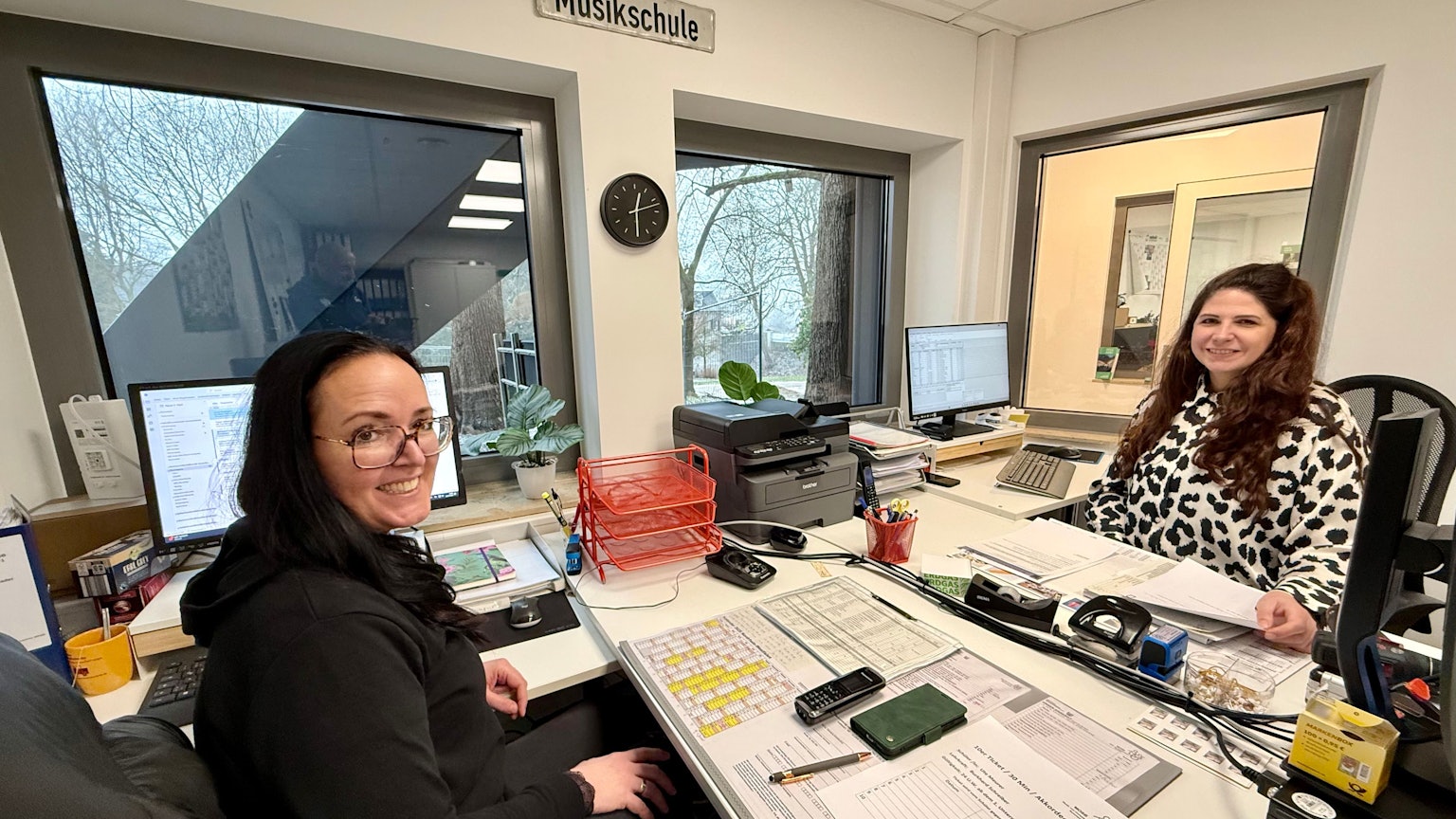 Kristina Nickisch (links) und Katharina Klein im Büro der Musikschule