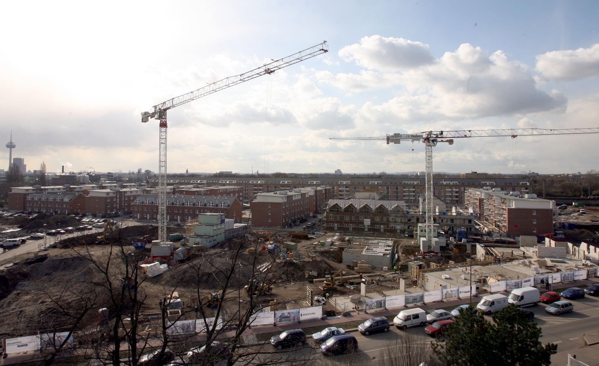 Blick auf eine Baustelle von erhöhter Position.