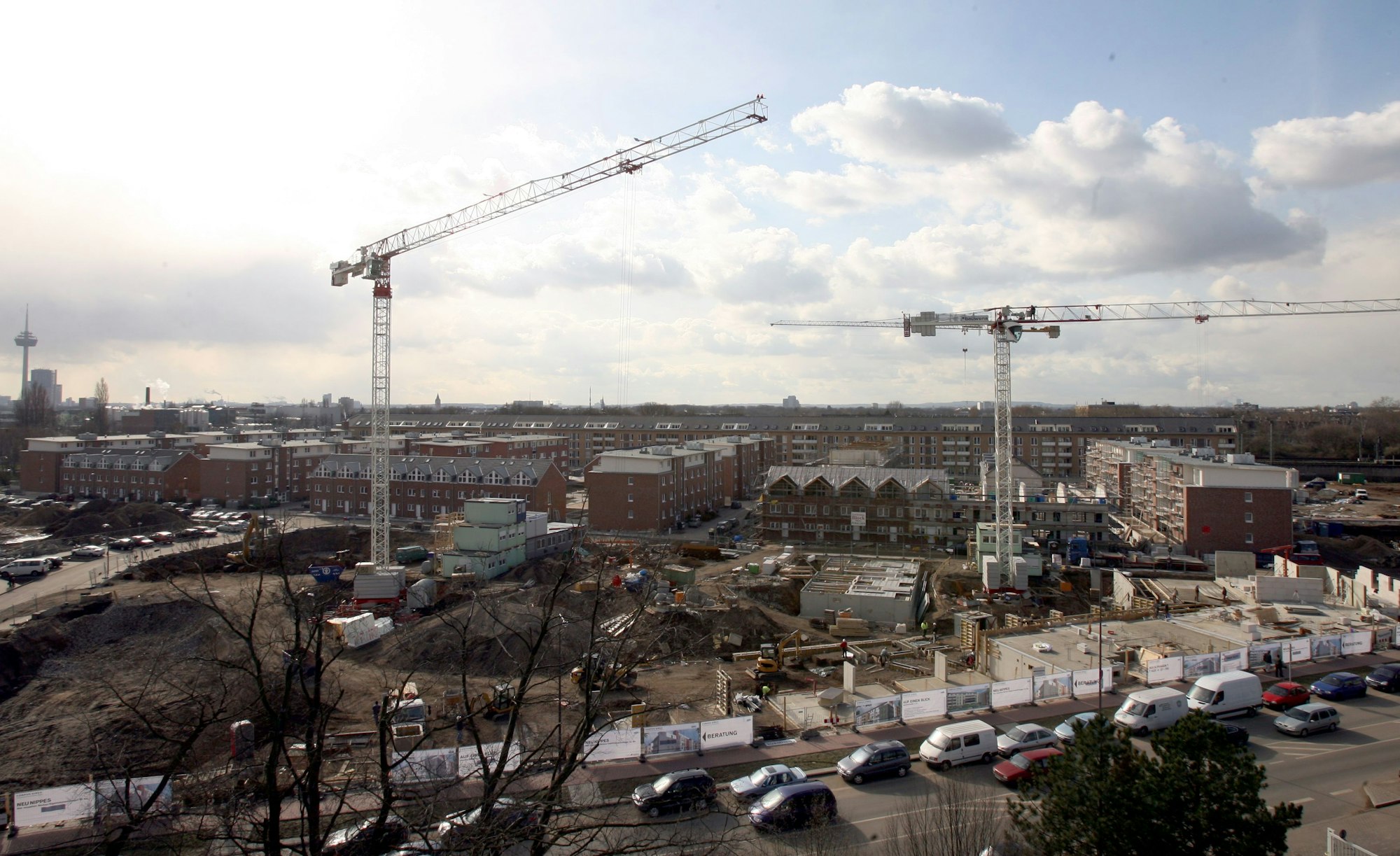 Blick auf eine Baustelle von erhöhter Position.