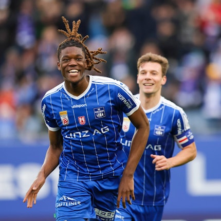 Elias Bakatukanda im Trikot von Blau-Weiß Linz.