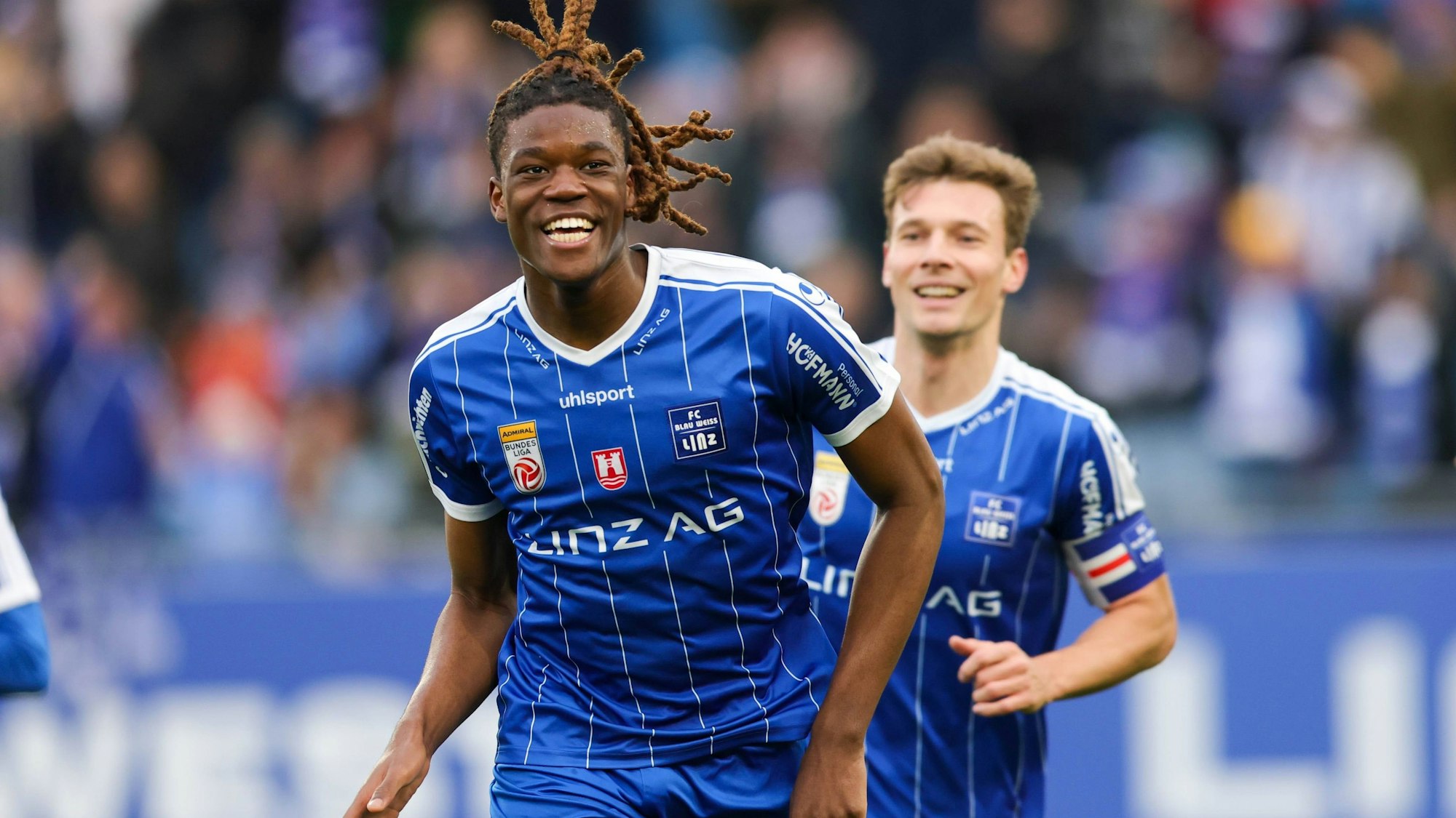 Elias Bakatukanda im Trikot von Blau-Weiß Linz.