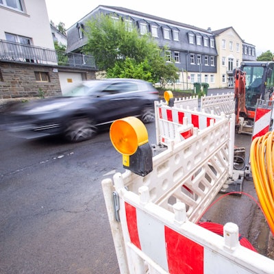 An der Vennstraße in der Waldbröler Stadtmitte hat „Unsere Grüne Glasfaser“ im Sommer 2024 mit dem Ausbau des Breitbandnetzes begonnen.