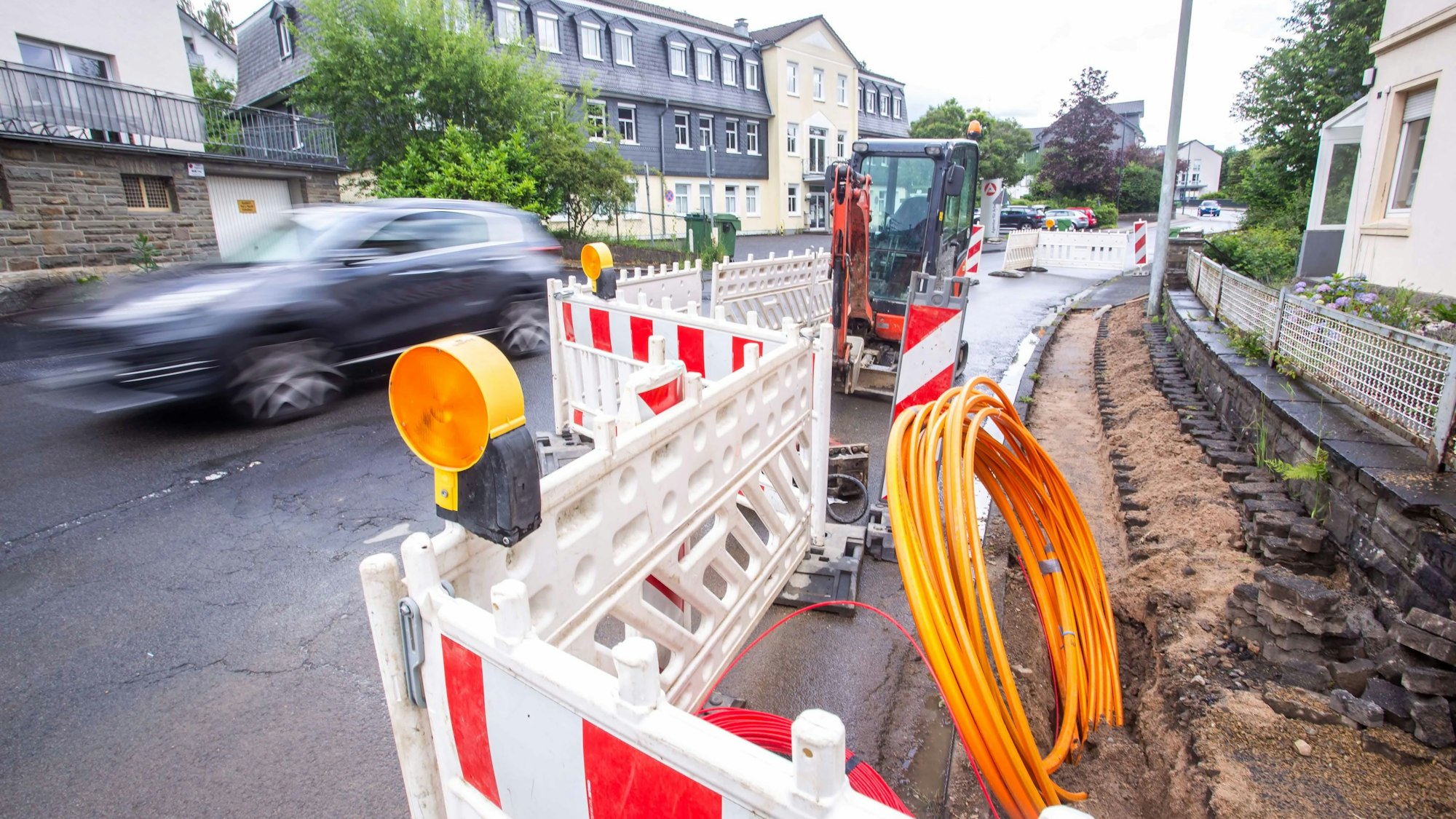 An der Vennstraße in der Waldbröler Stadtmitte hat „Unsere Grüne Glasfaser“ im Sommer 2024 mit dem Ausbau des Breitbandnetzes begonnen.