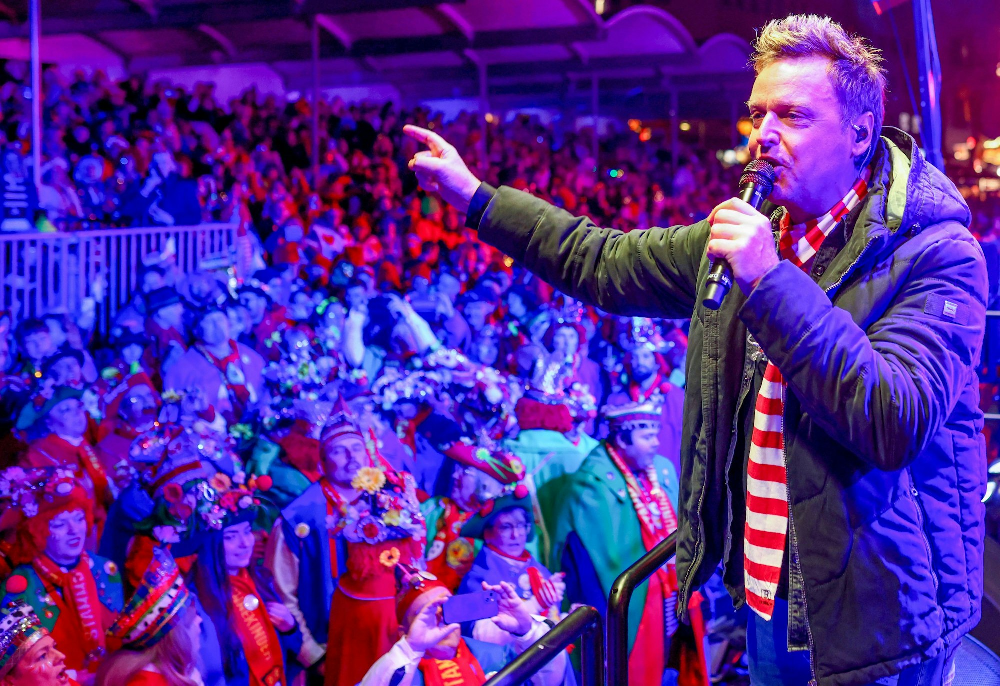 Die Bläck Fööss mit Sänger Mirko Bäumer stehen auf der Bühne.