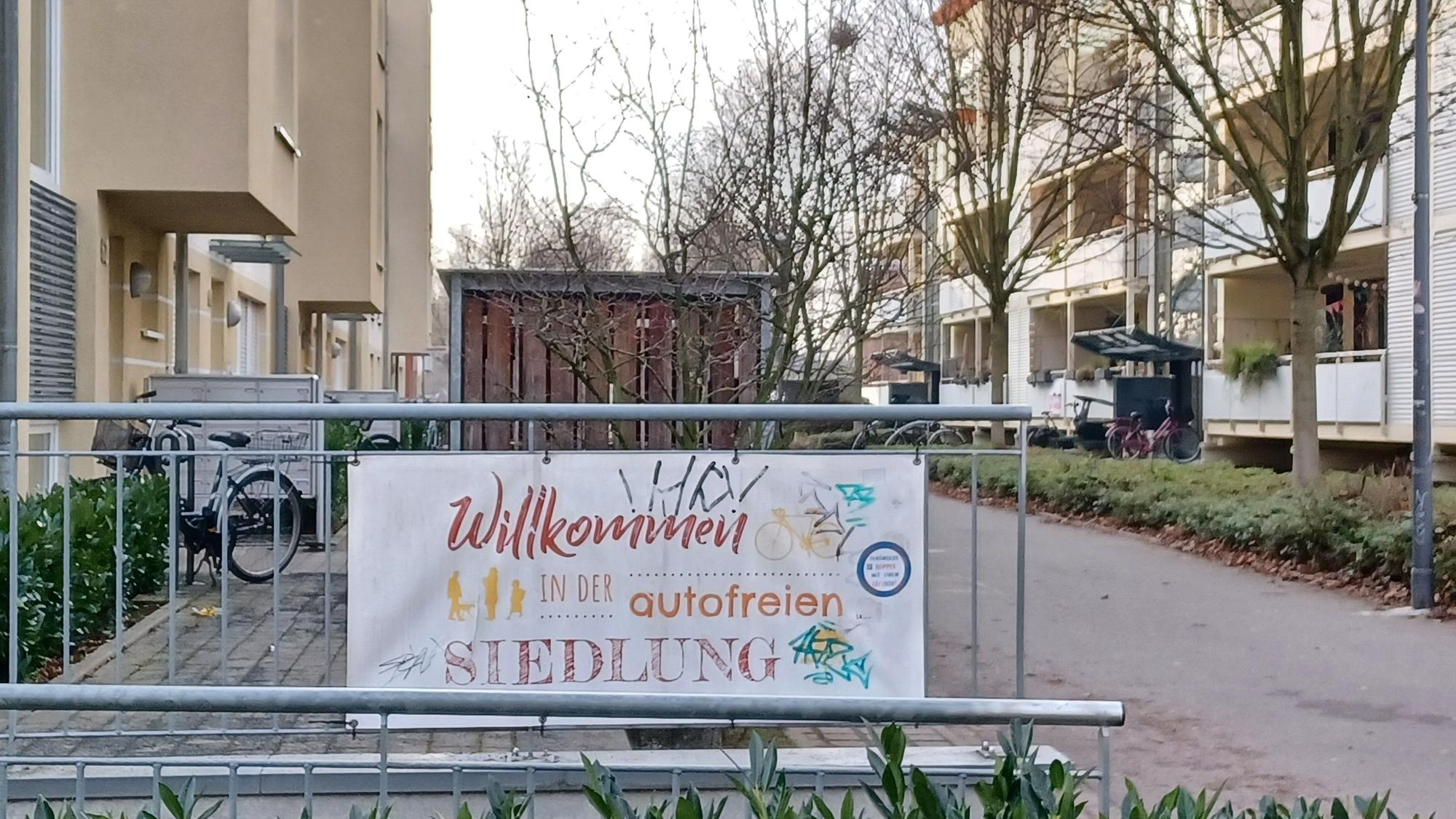Ab hier autofrei: Der nordöstliche Eingang zur Siedlung unweit der Kreuzung Am Alten Stellwerk/Kempener Straße/Simon-Meister-Straße.