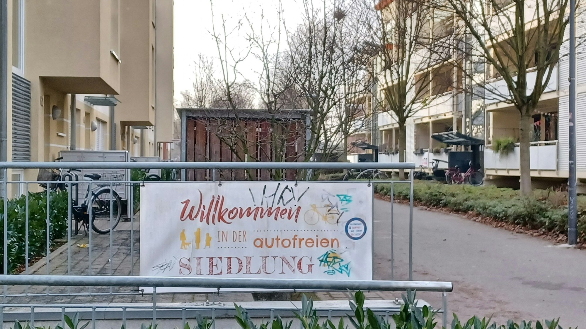Ab hier autofrei: Der nordöstliche Eingang zur Siedlung unweit der Kreuzung Am Alten Stellwerk/Kempener Straße/Simon-Meister-Straße.