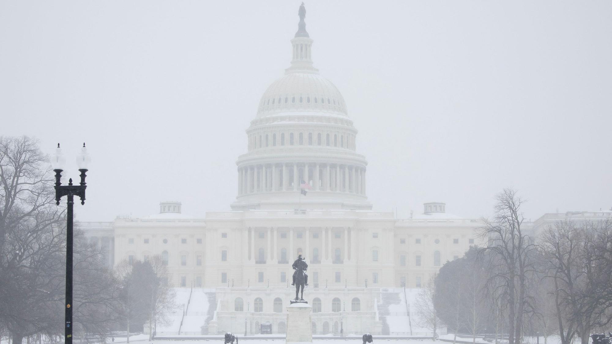 Das US Capitol in Washington ist mit Schnee bedeckt.