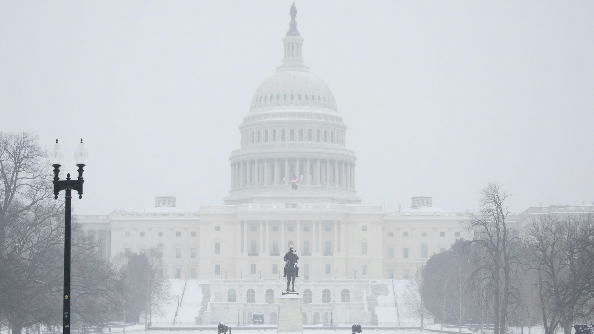 Das US Capitol in Washington ist mit Schnee bedeckt.