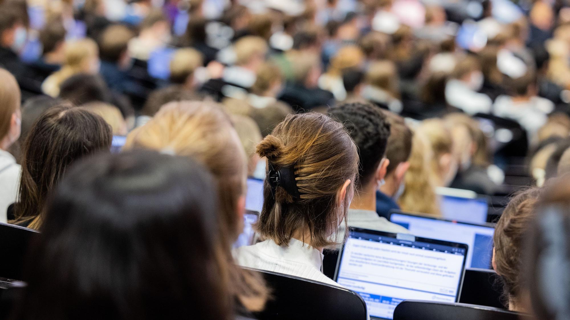 Studentinnen und Studenten sitzen während einer Vorlesung in einem Hörsaal. (Archivbild)