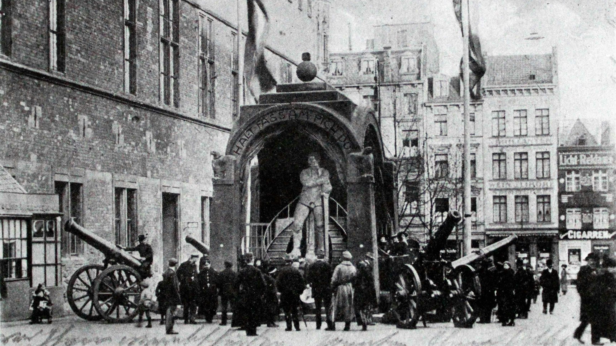 Der „Kölsche Boor en Iser“ steht am Gürzenich.