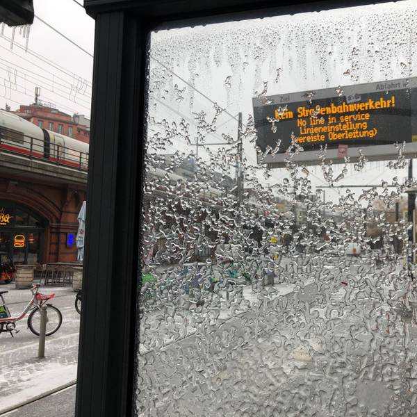Tram-Haltestelle in Berlin. Durch den Eisregen sind die Oberleitungen der Straßenbahnen in Berlin am Montag (26. Januar) flächendeckend eingefroren.