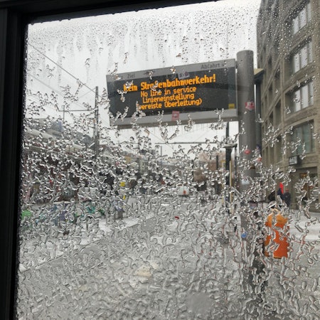 Tram-Haltestelle in Berlin. Durch den Eisregen sind die Oberleitungen der Straßenbahnen in Berlin am Montag (26. Januar) flächendeckend eingefroren.