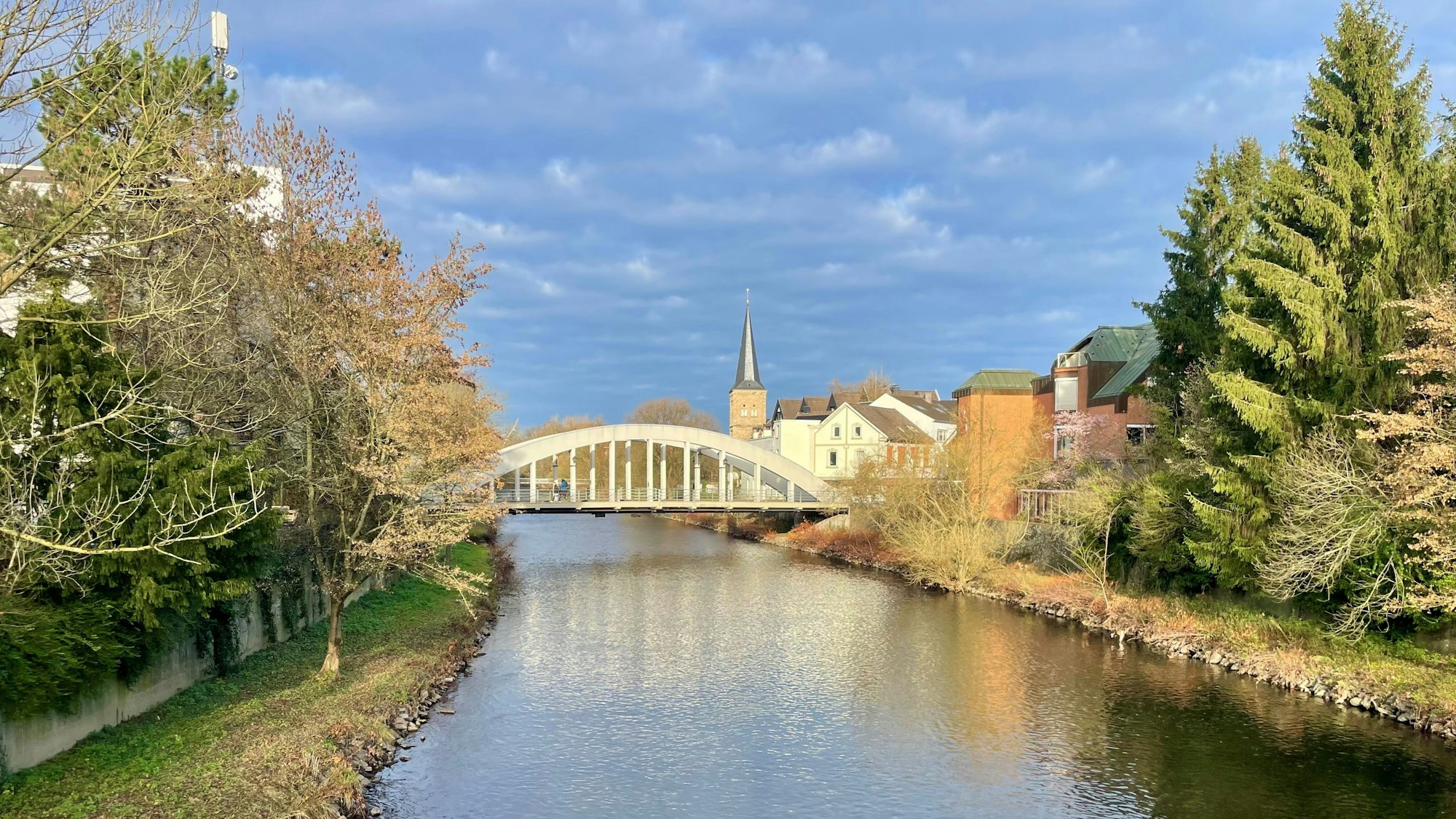 Die Wupper in Leichlingen: Wer in der Natur im Stadtgebiet unterwegs ist, soll Fotos von Flora und Fauna machen und sie in einer App hochladen.