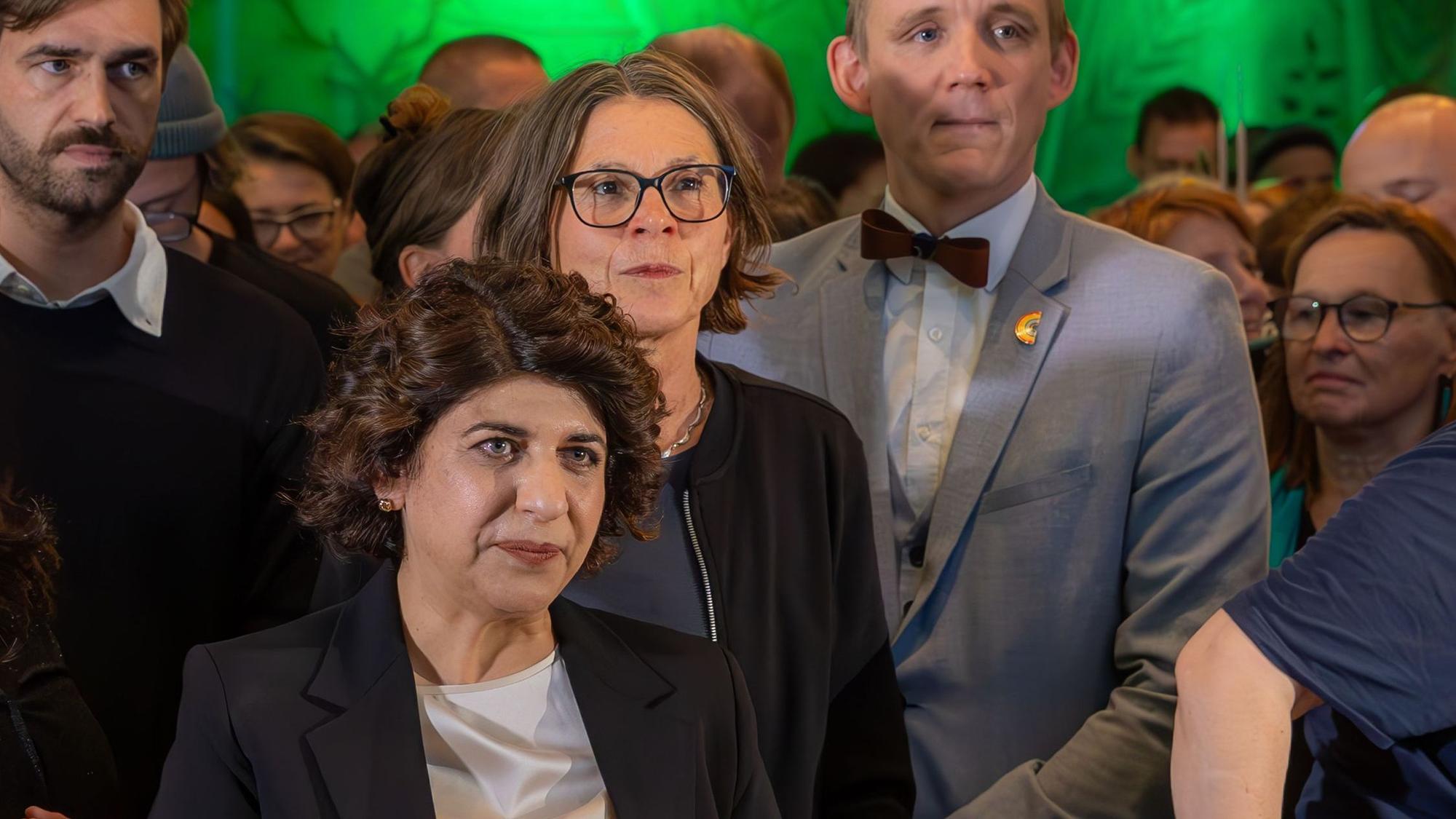 Am Wahlabend 2025 steht Christiane Martin (Fraktionsvorsitzende) hinter der Oberbürgermeisterkandidatin ihrer Partei, Berîvan Aymaz. (Archivbild)