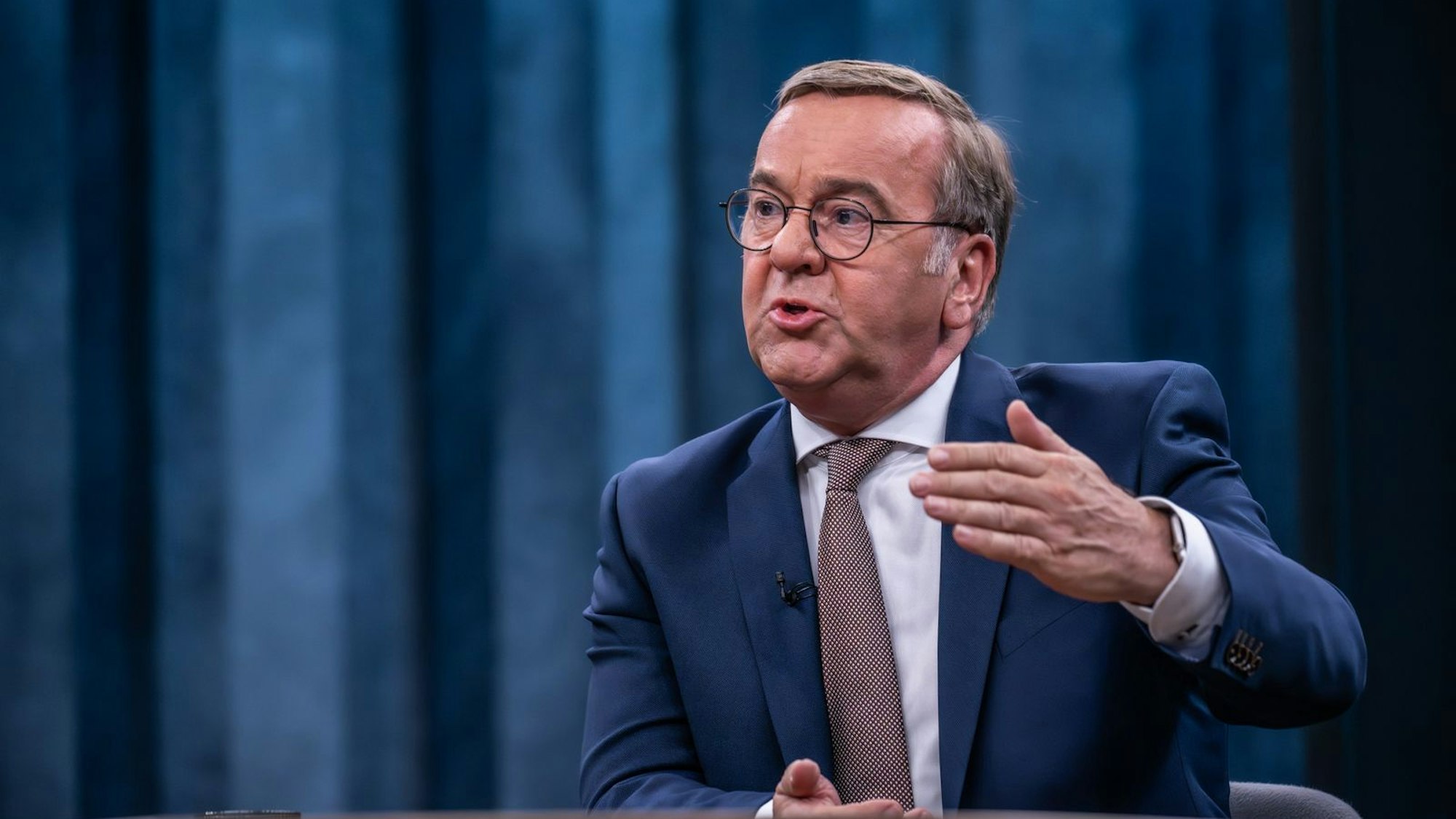 Verteidigungsminister Boris Pistorius (hier im Juni bei „Caren Miosga“) betont: „Nun dürfen wir uns nicht ins Bockshorn jagen lassen.“ (Bild: ARD/Claudius Pflug)