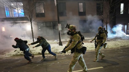 Minneapolis: US-Bundesagenten versuchen am Sonntag (25. Januar), Demonstranten mit Tränengas zu vertreiben.