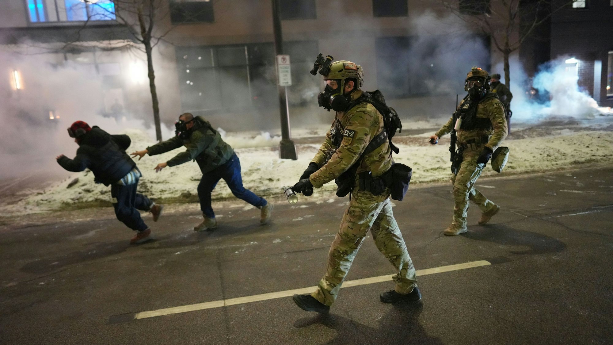 Minneapolis: US-Bundesagenten versuchen am Sonntag (25. Januar), Demonstranten mit Tränengas zu vertreiben.