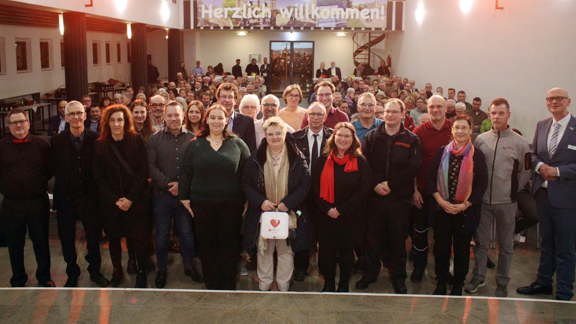 Die Träger des Ehrenamtspreises der Stadt Bad Münstereifel stehen in einer großen Gruppe zusammen.