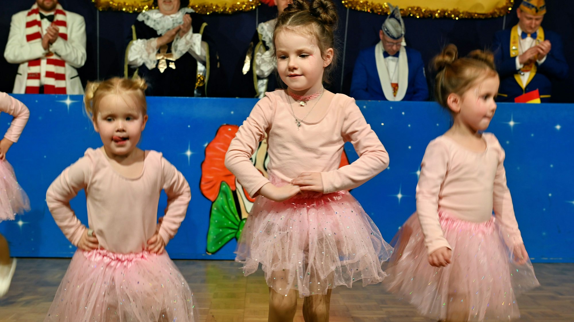 Drei kleine Tänzerinnen stehen auf der Bühne der Grenzlandhalle in Hellenthal.
