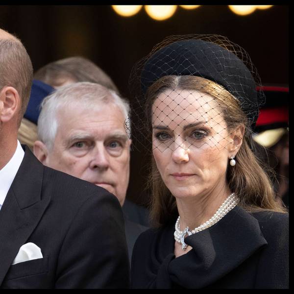 Prinz William, Prinzessin Kate und im Hintergrund Prinz Andrew.