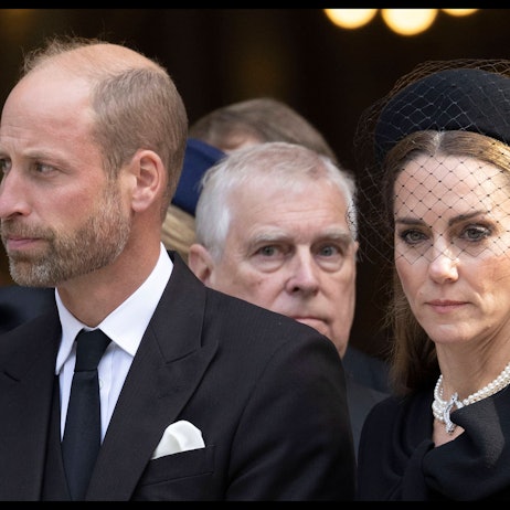 Prinz William, Prinzessin Kate und im Hintergrund Prinz Andrew.
