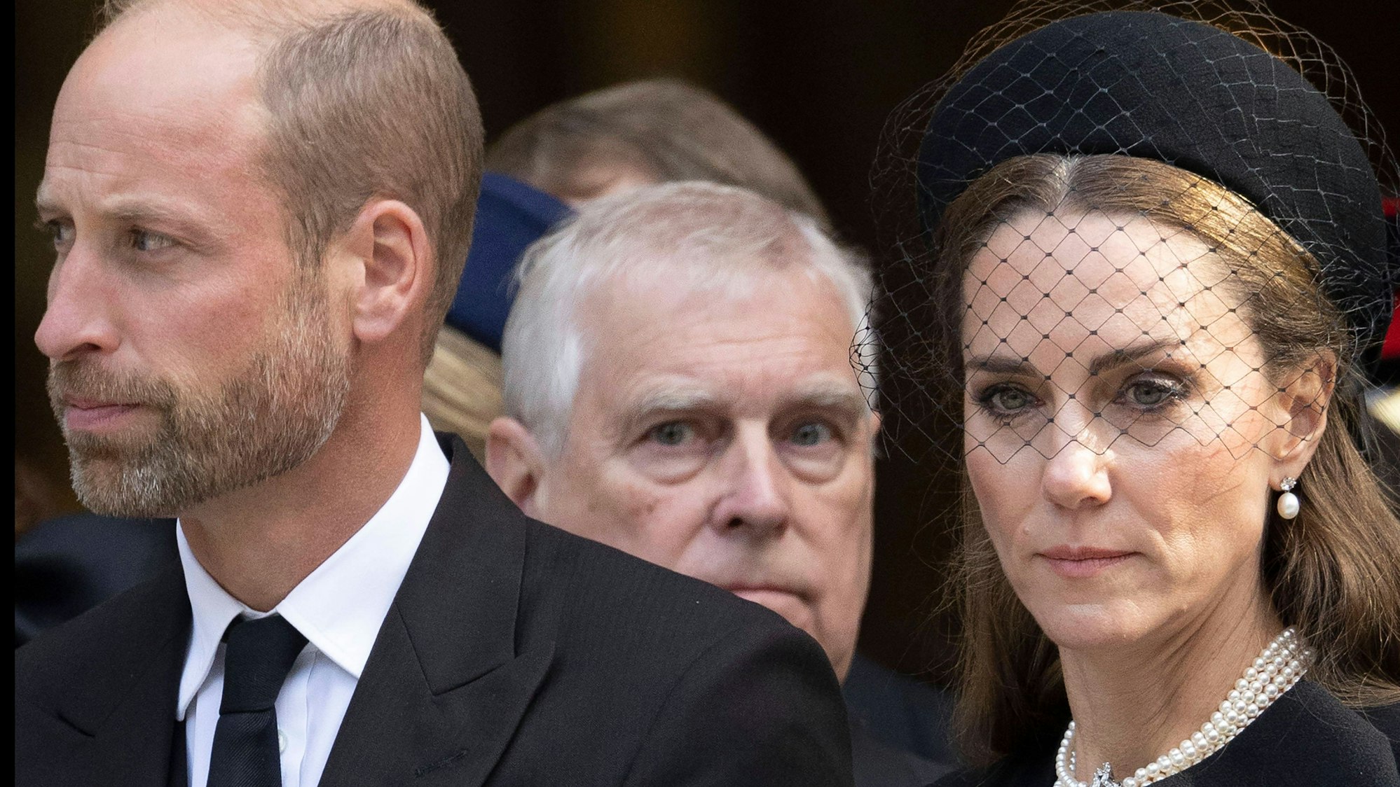 Prinz William, Prinzessin Kate und im Hintergrund Prinz Andrew.