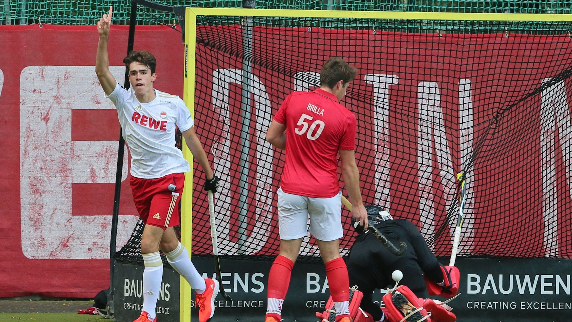 Rot-Weiss Köln vs. TSV Mannheimer, 1.Hockey Bundesliga Herren, Jubel nach dem Tor zum 2:0 durch Fabio Seitz (RW), 10.10.2021, Bild: Herbert Bucco