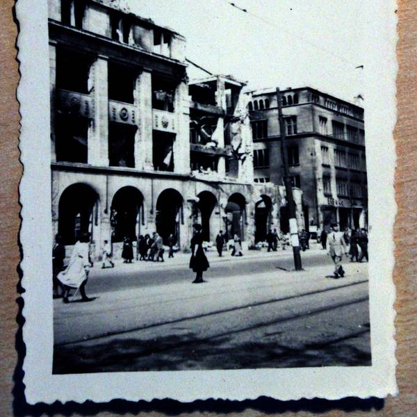 historisches Foto vom Kaufhaus Cords am Neumarkt nach dem „1000-Bomber-Angriff“ im Jahr 1942