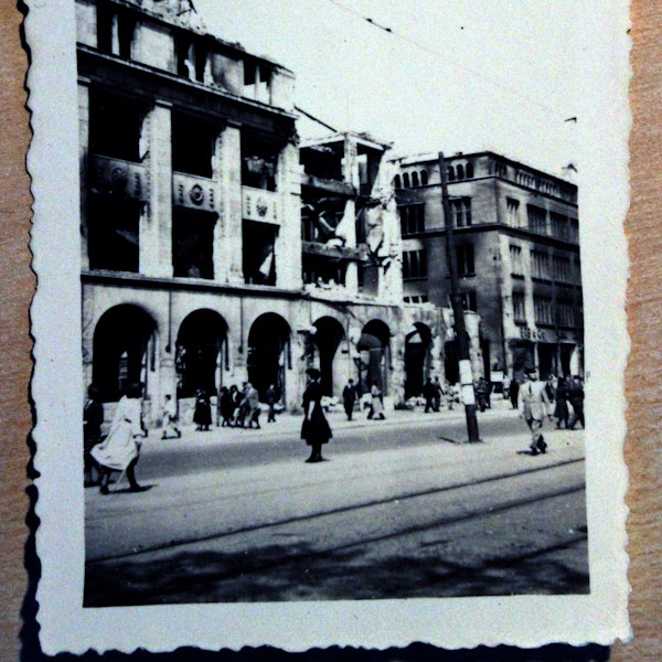 historisches Foto vom Kaufhaus Cords am Neumarkt nach dem „1000-Bomber-Angriff“ im Jahr 1942